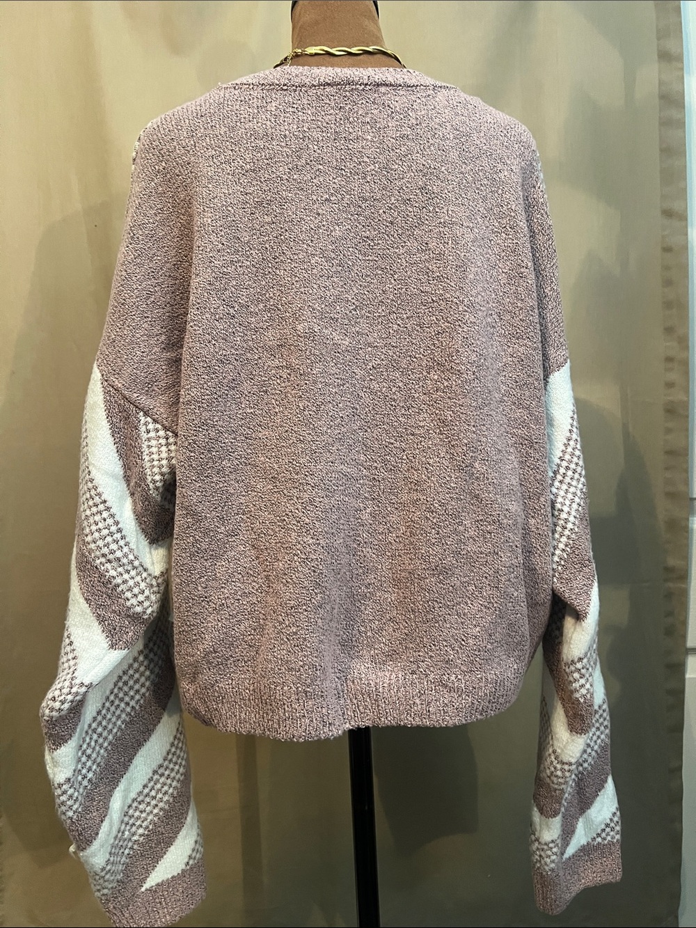 No Boundaries Heart-Pattern Crewneck Sweater in Dusty Pink and White - Picture 4 of 8